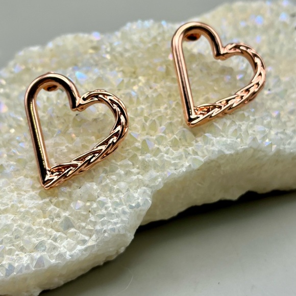 Elegant Heart-Shaped Rose Gold Earrings - Picture 2 of 3